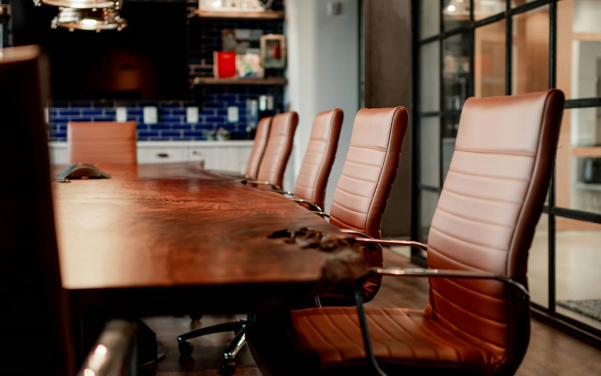 Sala de reunião: o espaço onde ouvimos antes de agir.
